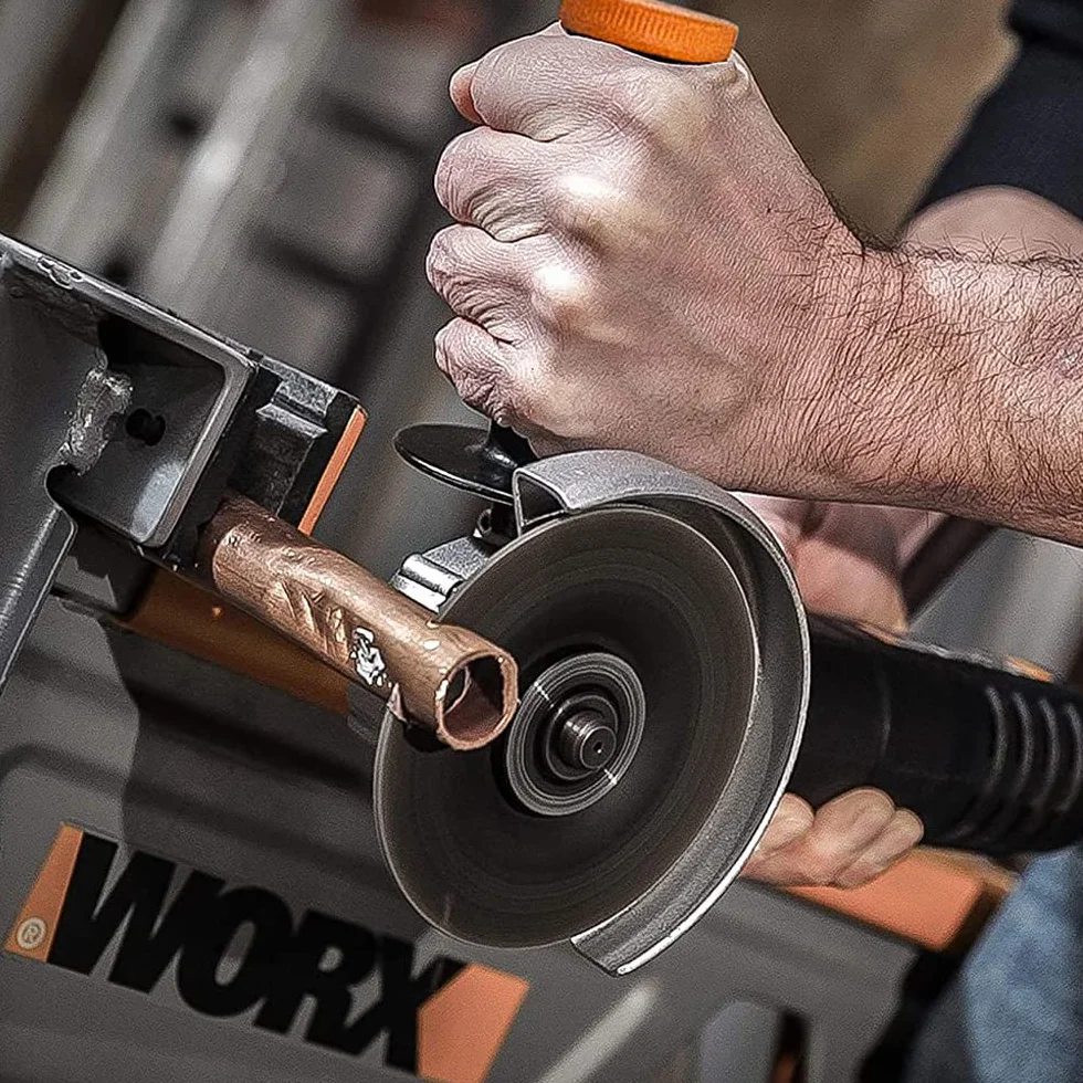 WORX Amoladora angular WX718 de 900 W. Amoladora compacta con mango ajustable y mango adicional sin vibraciones para lijar y cortar. Diámetro del disco de 125 mm. Velocidad de ralentí 12000/m