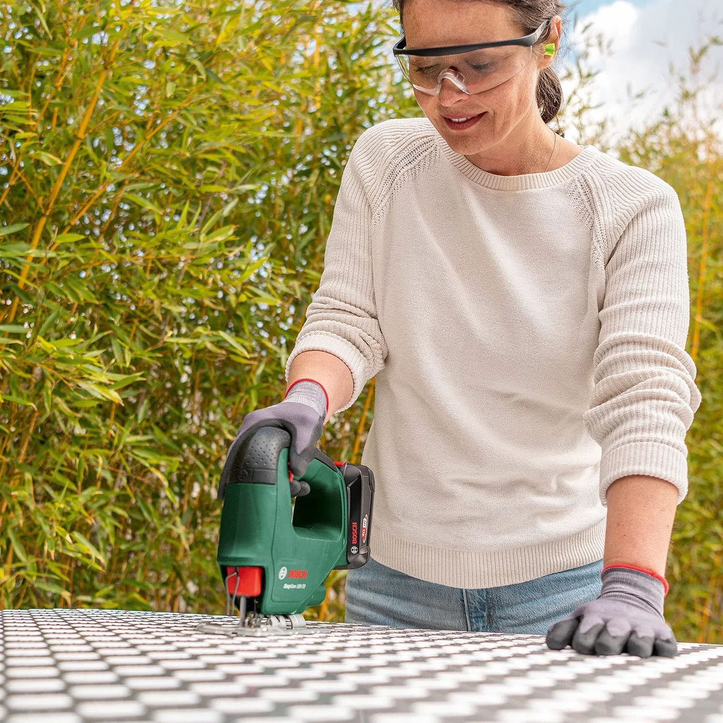 Bosch Sierra de calar EasySaw 18V-70 (batería de 2,0 Ah, sistema de 18 voltios, con 1 hoja de sierra de calar, cargador AL 18V-20, en caja)