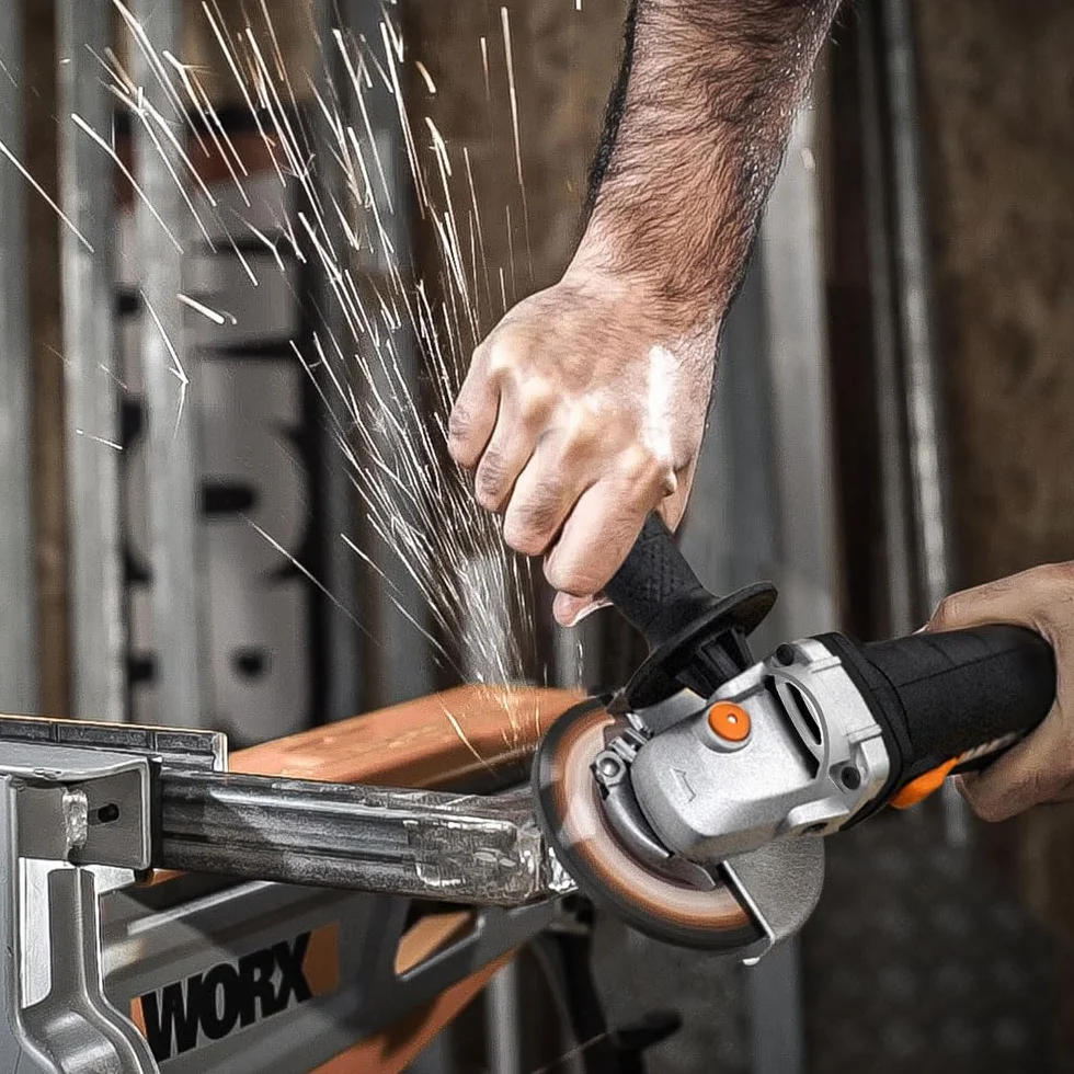 WORX Amoladora angular WX718 de 900 W. Amoladora compacta con mango ajustable y mango adicional sin vibraciones para lijar y cortar. Diámetro del disco de 125 mm. Velocidad de ralentí 12000/m