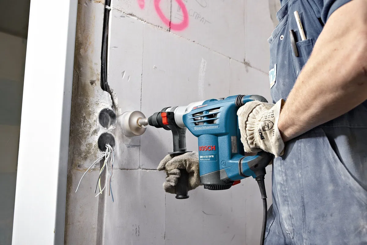 Bosch Professional martillo perforador GBH 4-32 DFR (incl. portabrocas intercambiable SDS plus, empuñadura auxiliar, portabrocas intercambiable 13 mm, maletín)