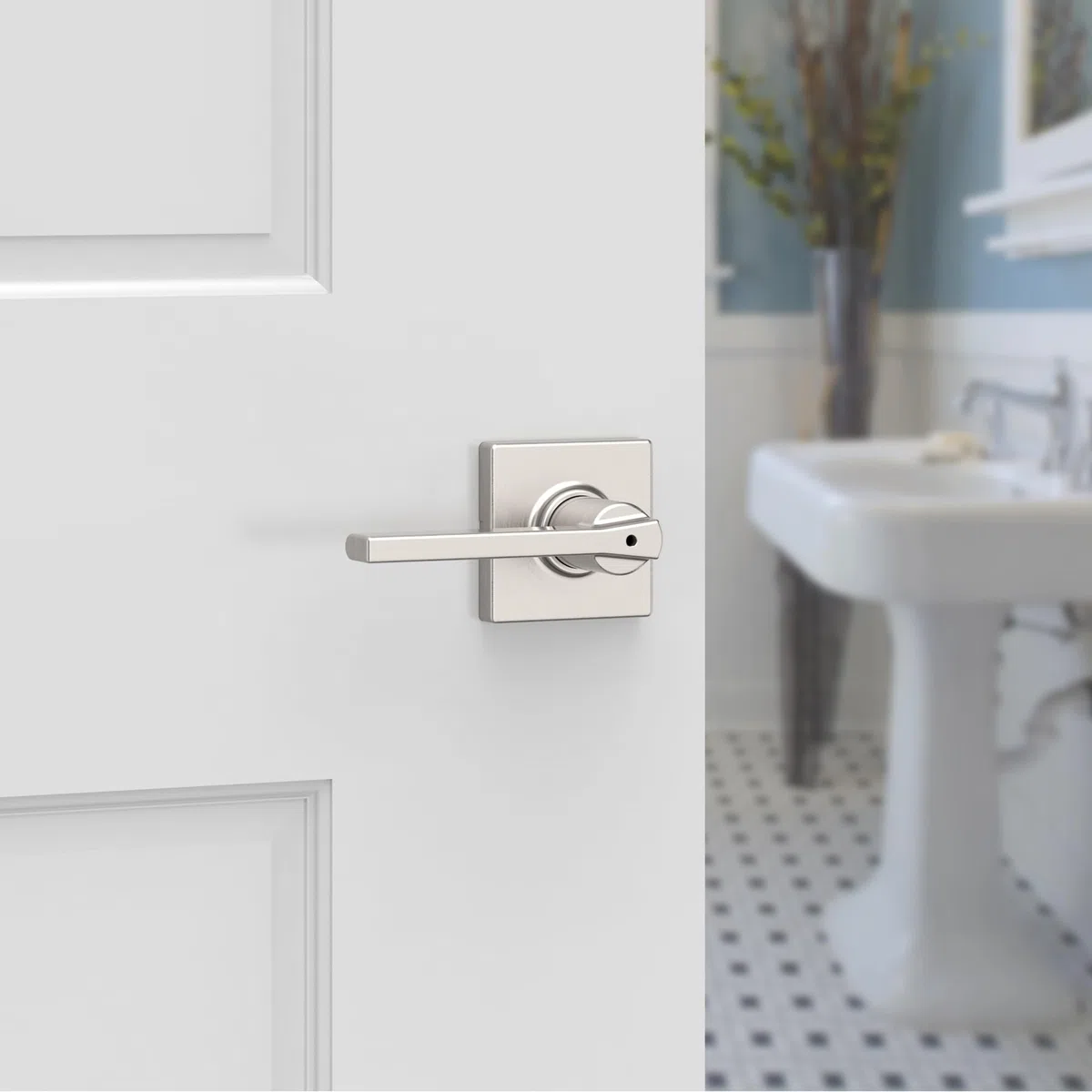 Kwikset Casey - Tirador de puerta interior con cerradura, palanca de puerta para baño y dormitorio, cerradura giratoria reversible sin llave, níquel satinado, con protección Microban