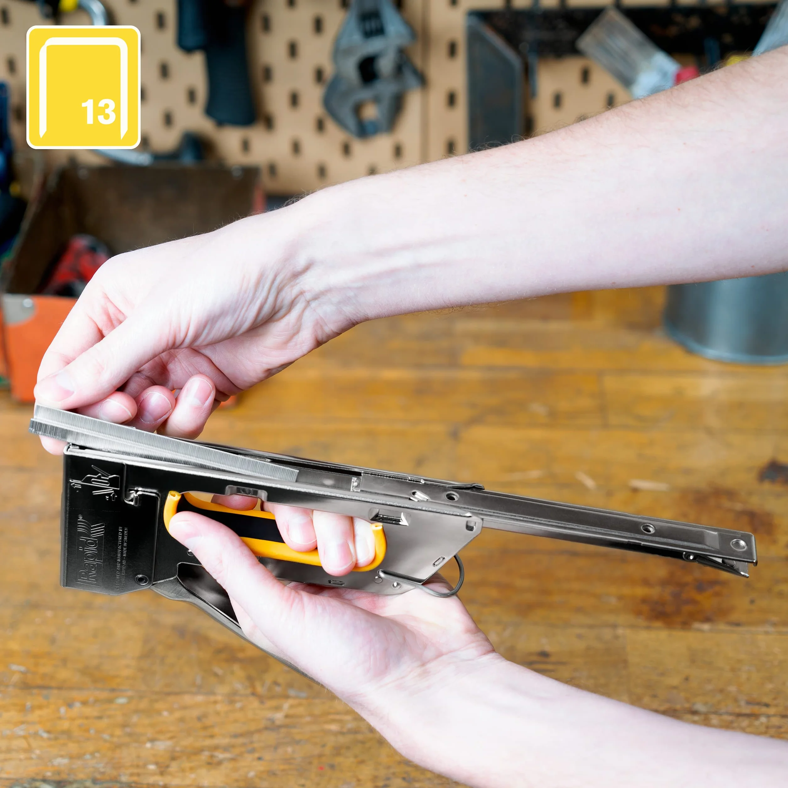 Rapid Grapadora Profesional Manual PRO R23 para Grapas No. 13, Grapadora para Tapicería con Empuñadura Ergonómica, 100% Acero, Sencillo Sistema de Carga, Fabricada en Suecia (10600521)