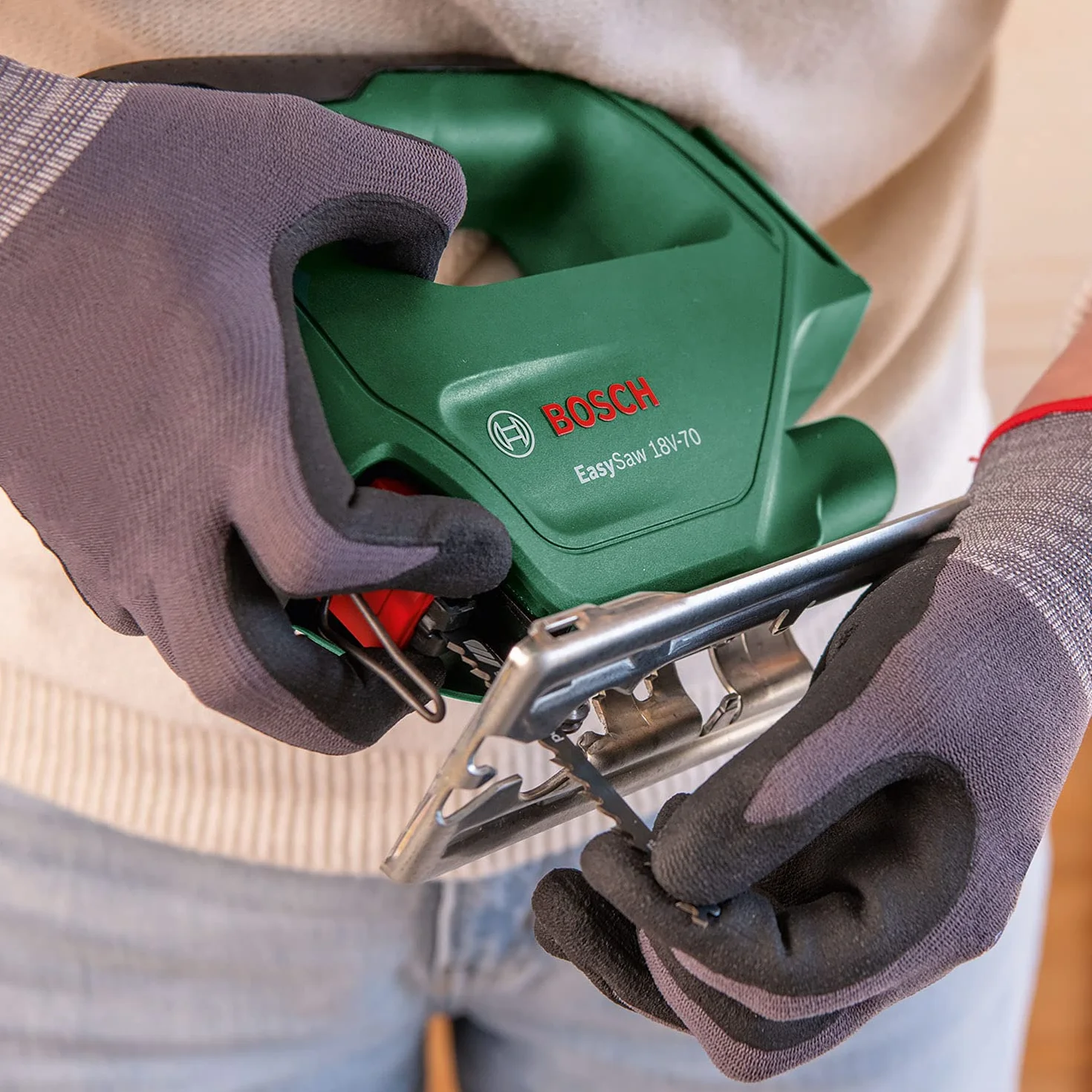 Bosch Sierra de calar EasySaw 18V-70 (batería de 2,0 Ah, sistema de 18 voltios, con 1 hoja de sierra de calar, cargador AL 18V-20, en caja)