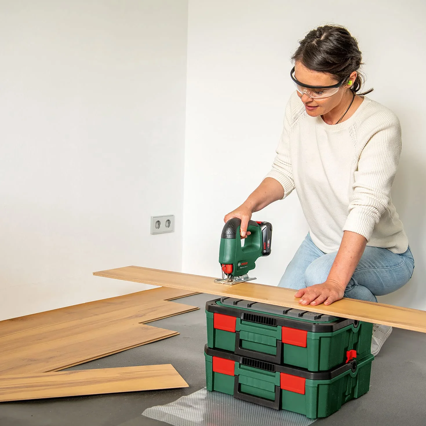 Bosch Sierra de calar EasySaw 18V-70 (batería de 2,0 Ah, sistema de 18 voltios, con 1 hoja de sierra de calar, cargador AL 18V-20, en caja)