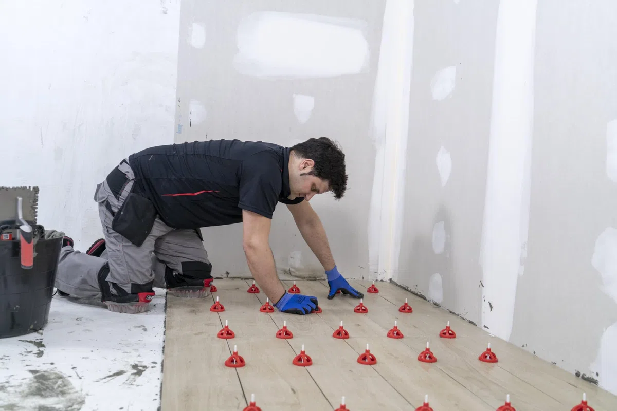 RUBI | KIT Cyclone Level System con Bridas Planas 1,5 mm | Incluye: 300 Bridas y 100 Campanas Reutilizables | Sistema para Facilitar Colocación Cerámicas de Gran Formato | Niveladores Azulejos