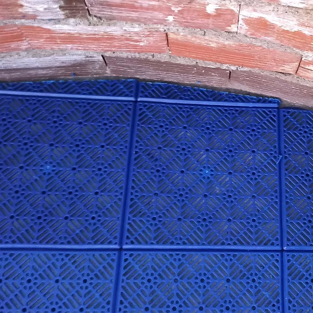 Loseta Ahorro Antihumedad Azul 30x30x1,5cm Camping Vestuarios Piscinas | Suelo autoventilado para mejorar higiene, ventilación y drenaje de zonas húmedas. Se pueden cortar. 30x30x1,5cm.