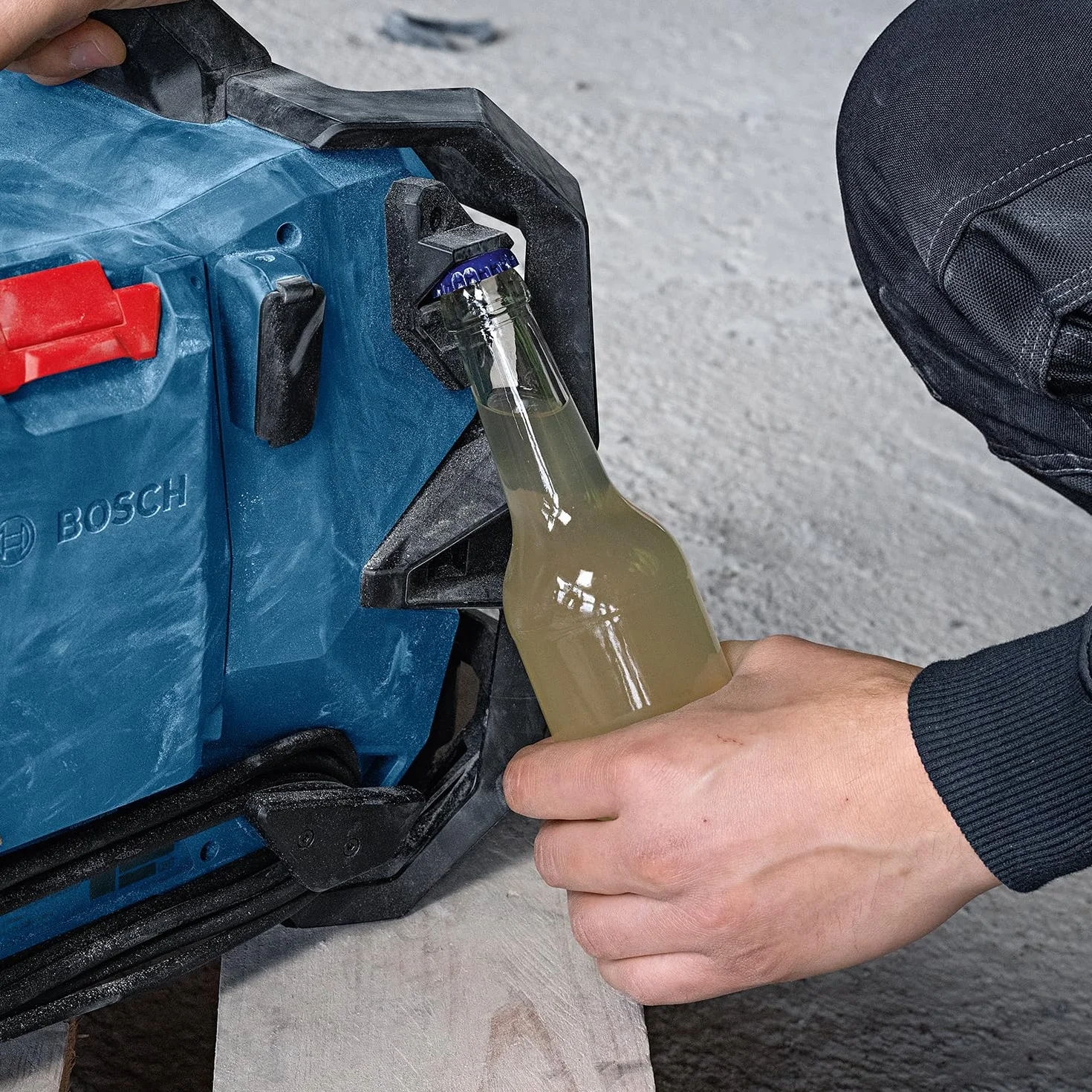 Bosch Professional 18V/12V System radio a batería GPB 18VH-6 SRC (carga interna para 18 V y 12 V, incl. abrebotellas, 2 pilas AAA, película protectora de pantalla, sin batería/cargador)