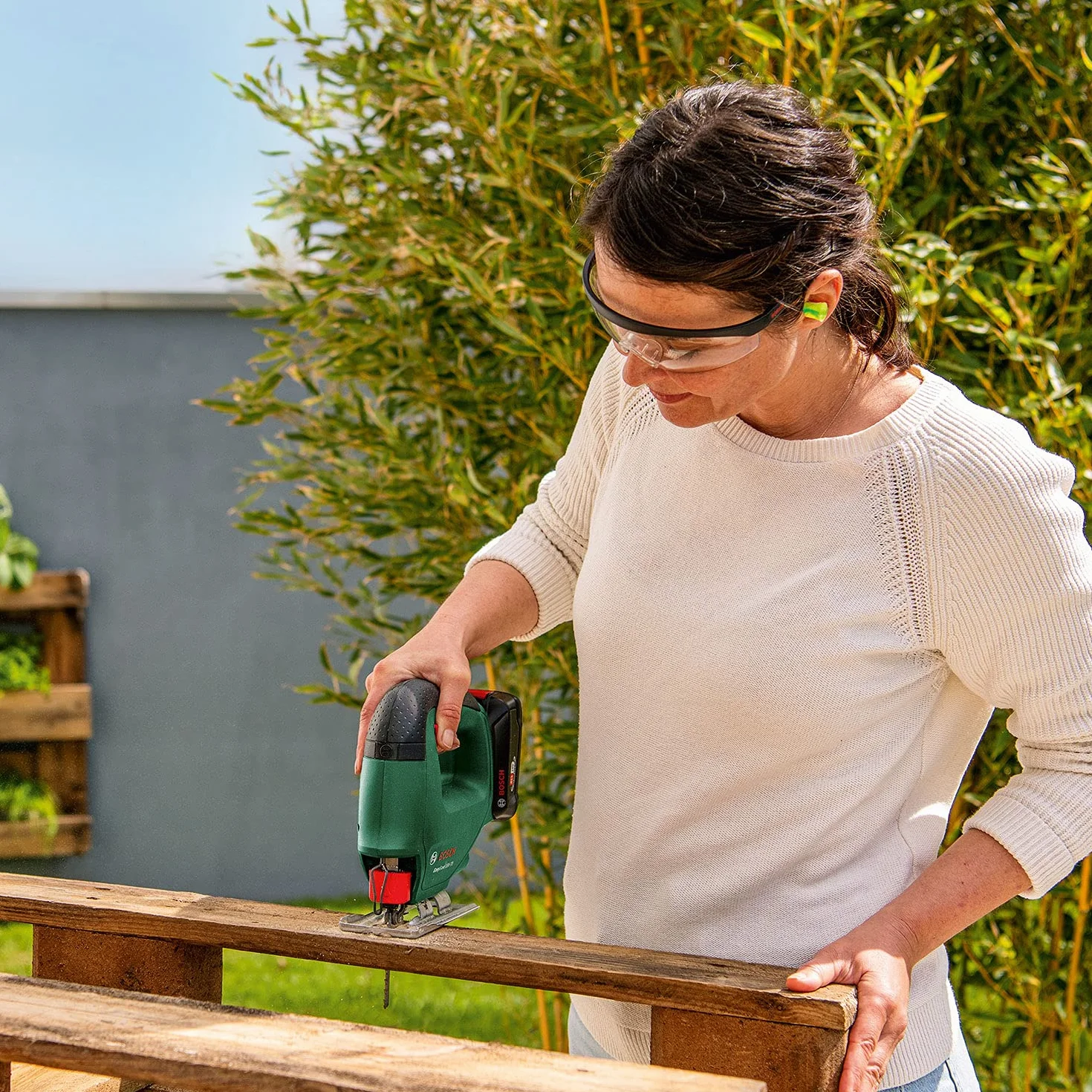 Bosch Sierra de calar EasySaw 18V-70 (batería de 2,0 Ah, sistema de 18 voltios, con 1 hoja de sierra de calar, cargador AL 18V-20, en caja)